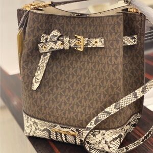 Michael Kors EMILIA SNAKE PRINT BUCKET BAG